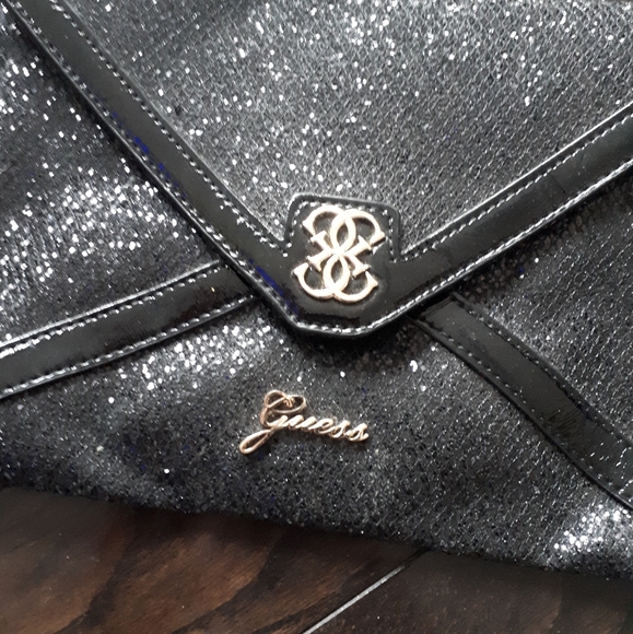 Guess clutch/wristlett - Picture 2 of 4